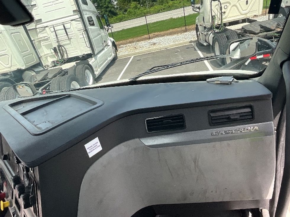 Day Cab Tractor-Heavy Duty Tractors-Freightliner-2020-T11642ST-Atlanta (Forest Park)-GA-467,594\n\t\tmiles-$ 38,500 - Image 13