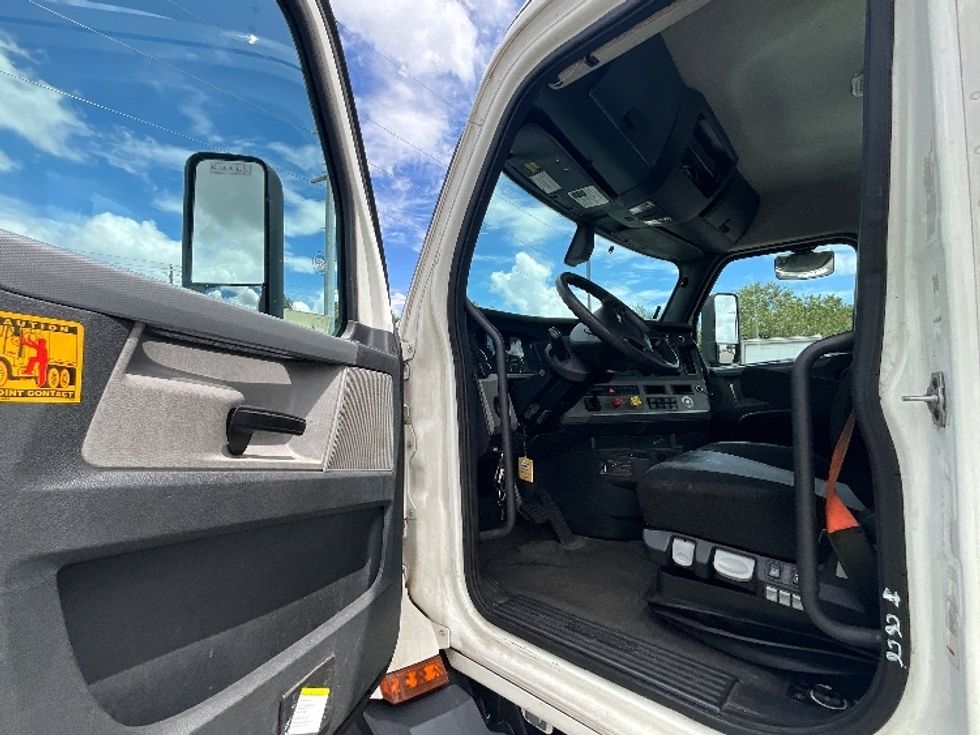 Day Cab Tractor-Heavy Duty Tractors-Freightliner-2020-T11642ST-Atlanta (Forest Park)-GA-467,594\n\t\tmiles-$ 38,500 - Image 9