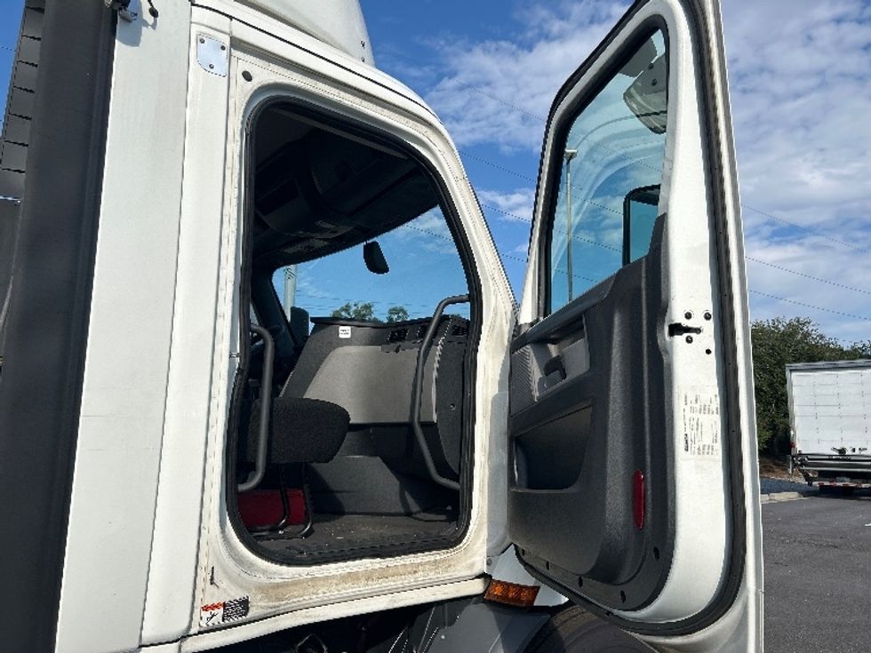 Day Cab Tractor-Heavy Duty Tractors-Freightliner-2020-T11642ST-Atlanta (Forest Park)-GA-482,922\n\t\tmiles-$ 34,250 - Image 12