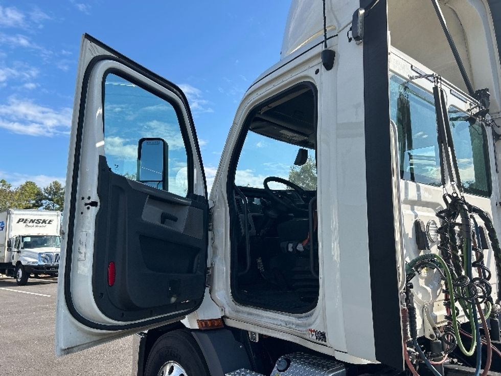 Day Cab Tractor-Heavy Duty Tractors-Freightliner-2020-T11642ST-Atlanta (Forest Park)-GA-482,922\n\t\tmiles-$ 34,250 - Image 9
