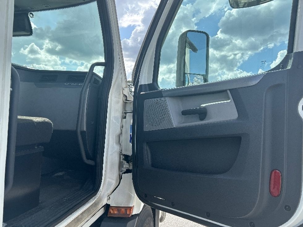 Day Cab Tractor-Heavy Duty Tractors-Freightliner-2020-T11642ST-Atlanta (Forest Park)-GA-521,298\n\t\tmiles-$ 29,500 - Image 12