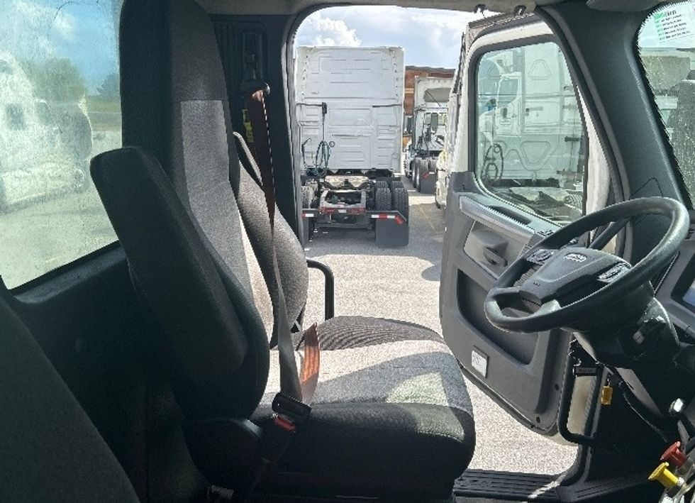 Day Cab Tractor-Heavy Duty Tractors-Freightliner-2020-T11642ST-Atlanta (Forest Park)-GA-521,298\n\t\tmiles-$ 29,500 - Image 14