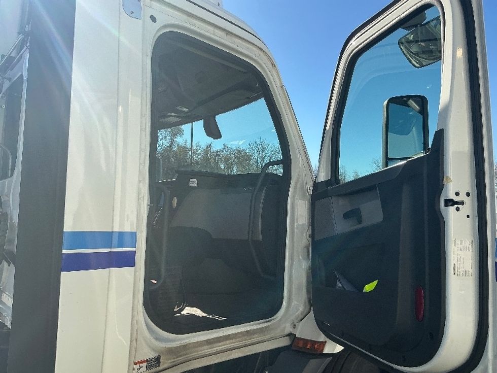 Day Cab Tractor-Heavy Duty Tractors-Freightliner-2020-T11642ST-Atlanta (Forest Park)-GA-563,521\n\t\tmiles-$ 28,000 - Image 12