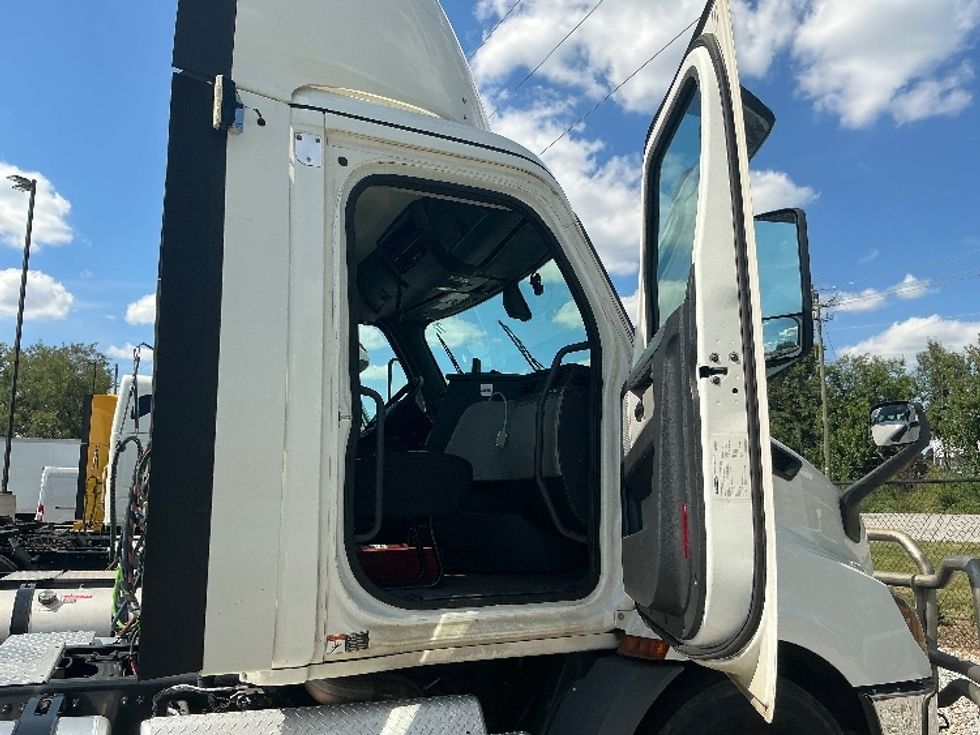 Day Cab Tractor-Heavy Duty Tractors-Freightliner-2020-T11642ST-Atlanta (Forest Park)-GA-677,494\n\t\tmiles-$ 24,000 - Image 12