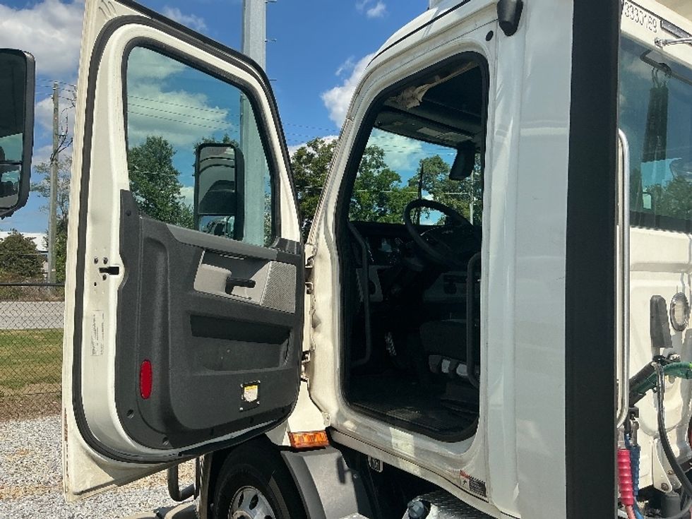 Day Cab Tractor-Heavy Duty Tractors-Freightliner-2020-T11642ST-Atlanta (Forest Park)-GA-677,494\n\t\tmiles-$ 24,000 - Image 9