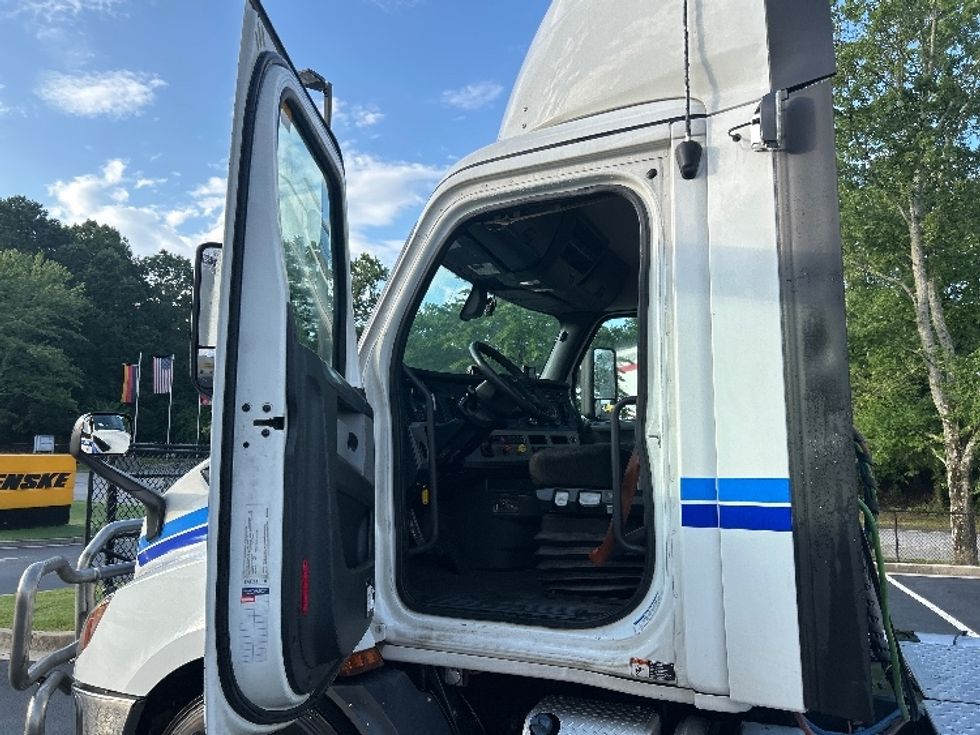 Day Cab Tractor-Heavy Duty Tractors-Freightliner-2020-T11642ST-Atlanta-GA-599,805\n\t\tmiles-$ 28,000 - Image 9