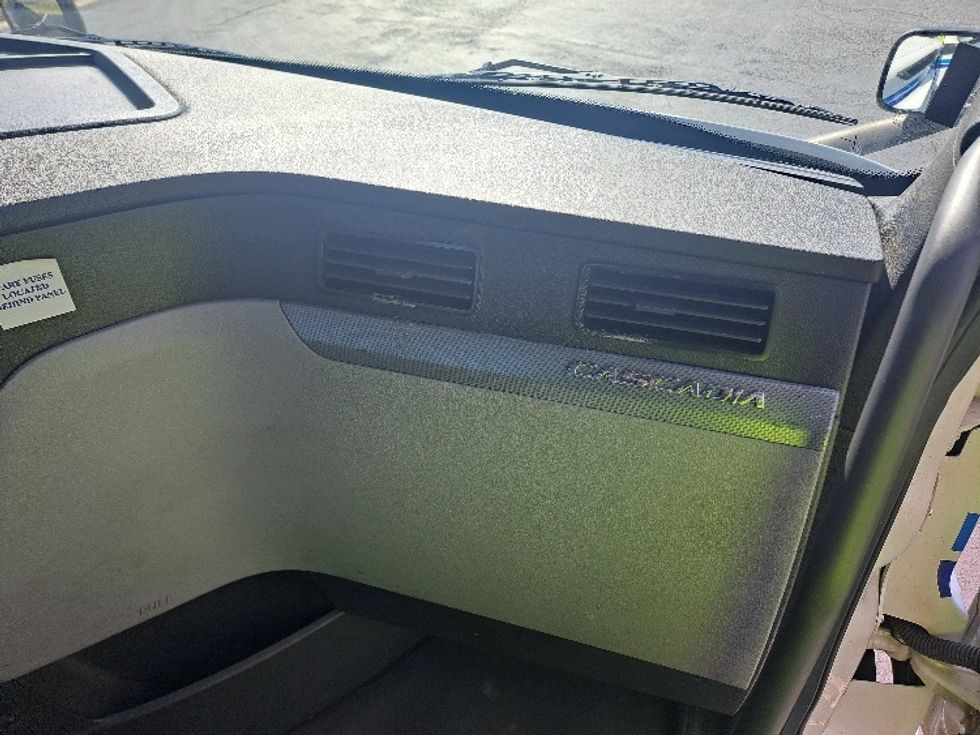 Day Cab Tractor-Heavy Duty Tractors-Freightliner-2020-T11642ST-Atlanta-GA-690,939\n\t\tmiles-$ 24,000 - Image 13