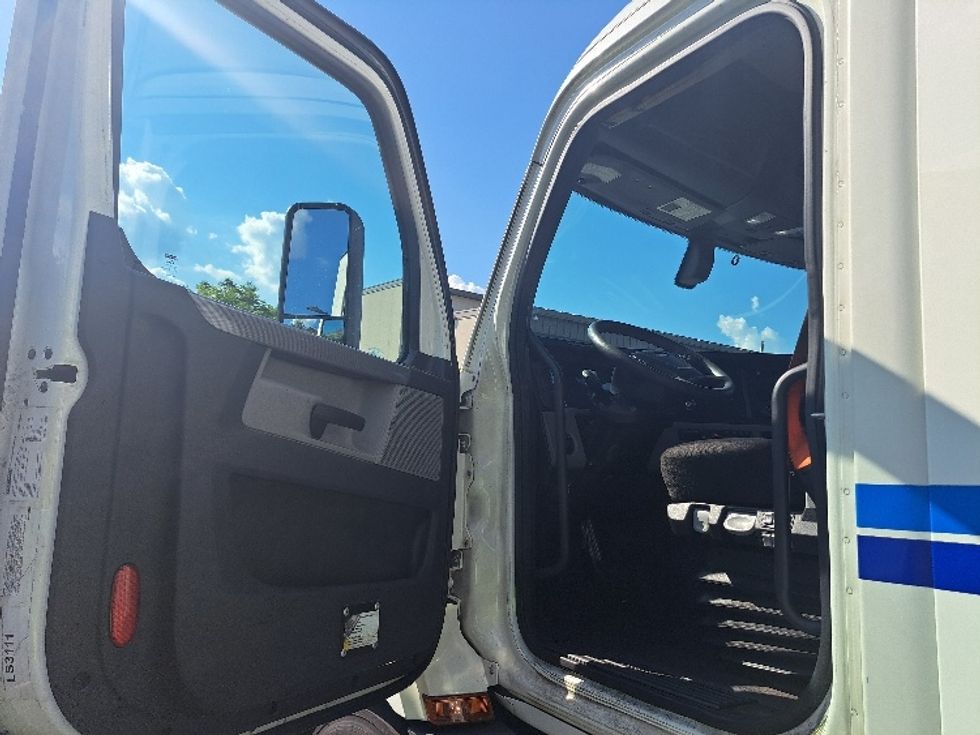 Day Cab Tractor-Heavy Duty Tractors-Freightliner-2020-T11642ST-Atlanta-GA-690,939\n\t\tmiles-$ 24,000 - Image 9