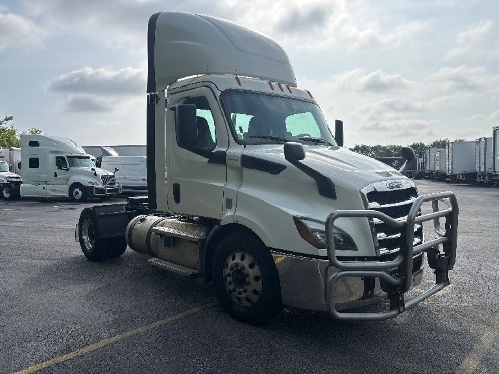 Day Cab Tractor-Heavy Duty Tractors-Freightliner-2020-T11642ST-Brook Park-OH-779,738\n\t\tmiles-$ 25,500 - Image 1