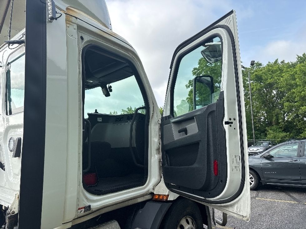 Day Cab Tractor-Heavy Duty Tractors-Freightliner-2020-T11642ST-Brook Park-OH-779,738\n\t\tmiles-$ 25,500 - Image 12