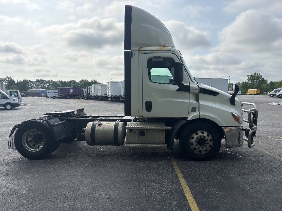 Day Cab Tractor-Heavy Duty Tractors-Freightliner-2020-T11642ST-Brook Park-OH-779,738\n\t\tmiles-$ 25,500 - Image 8