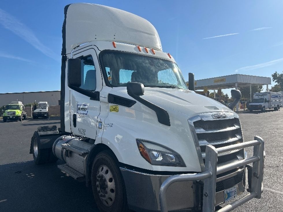 Day Cab Tractor-Heavy Duty Tractors-Freightliner-2020-T11642ST-Ceres-CA-351,801\n\t\tmiles-$ 43,000 - Image 1