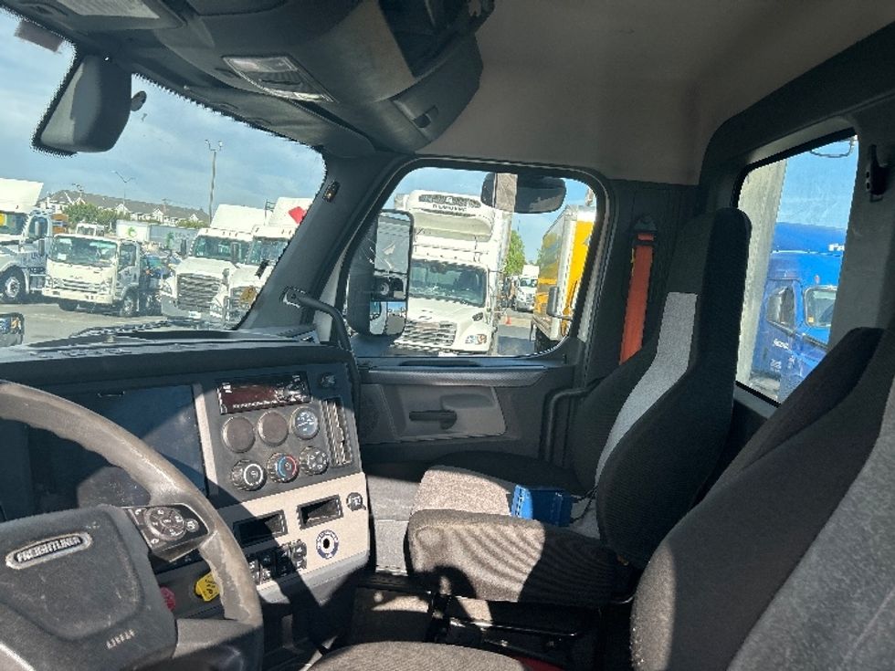 Day Cab Tractor-Heavy Duty Tractors-Freightliner-2020-T11642ST-Ceres-CA-351,801\n\t\tmiles-$ 43,000 - Image 10