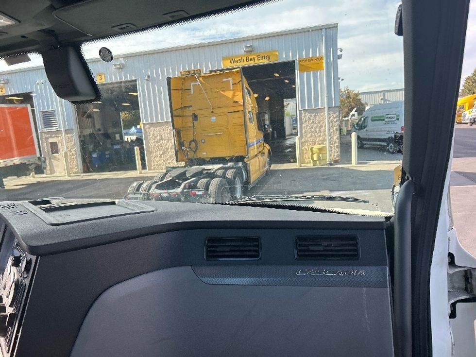 Day Cab Tractor-Heavy Duty Tractors-Freightliner-2020-T11642ST-Ceres-CA-351,801\n\t\tmiles-$ 43,000 - Image 13