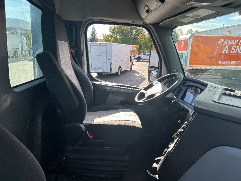 Day Cab Tractor-Heavy Duty Tractors-Freightliner-2020-T11642ST-Ceres-CA-351,801\n\t\tmiles-$ 43,000 - Image 14