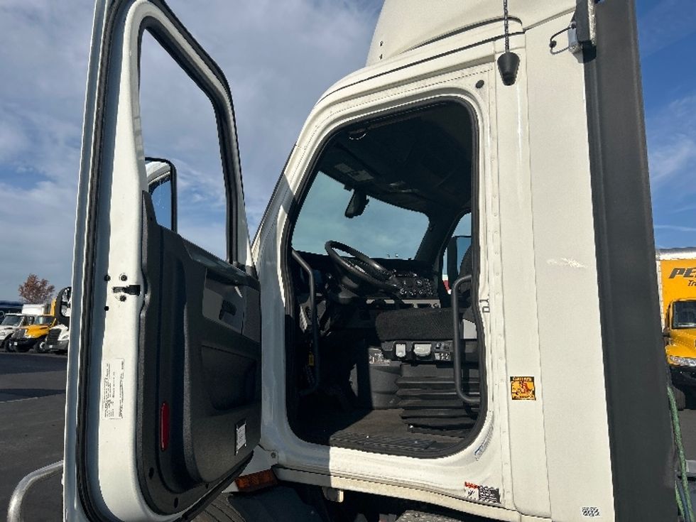 Day Cab Tractor-Heavy Duty Tractors-Freightliner-2020-T11642ST-Ceres-CA-351,801\n\t\tmiles-$ 43,000 - Image 9