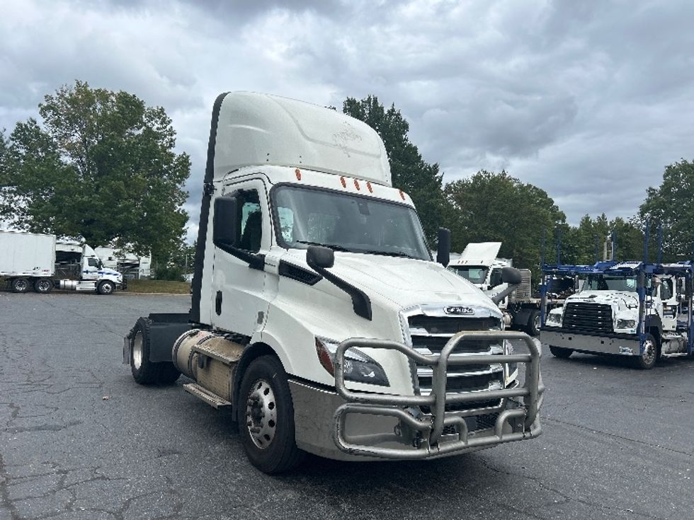 Day Cab Tractor-Heavy Duty Tractors-Freightliner-2020-T11642ST-Charlotte-NC-496,433\n\t\tmiles-$ 33,250 - Image 1