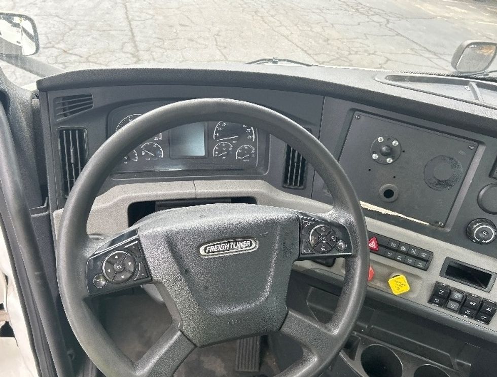 Day Cab Tractor-Heavy Duty Tractors-Freightliner-2020-T11642ST-Charlotte-NC-496,433\n\t\tmiles-$ 33,250 - Image 11