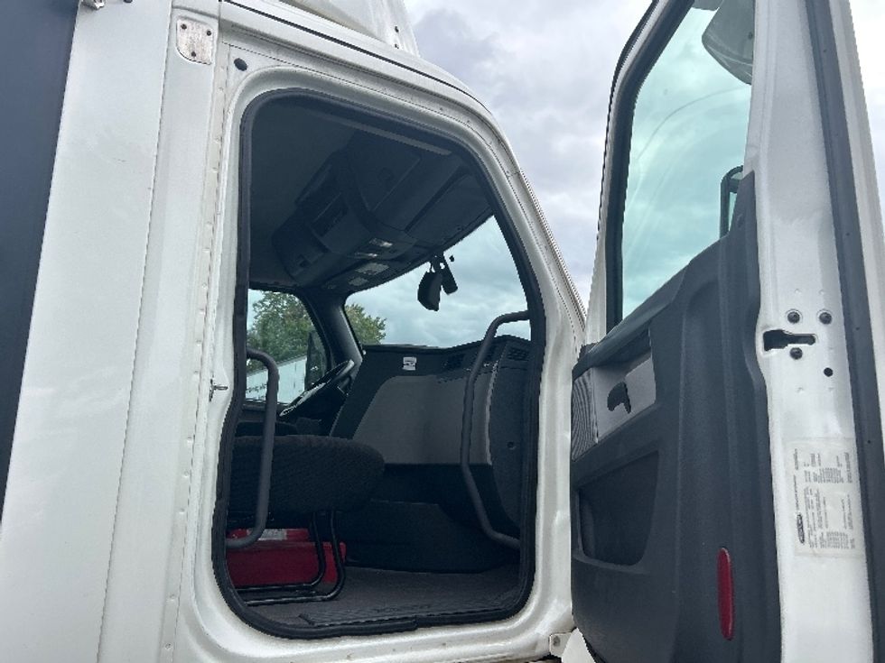 Day Cab Tractor-Heavy Duty Tractors-Freightliner-2020-T11642ST-Charlotte-NC-496,433\n\t\tmiles-$ 33,250 - Image 12