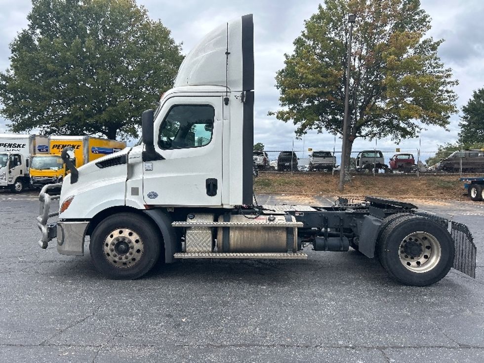 Day Cab Tractor-Heavy Duty Tractors-Freightliner-2020-T11642ST-Charlotte-NC-496,433\n\t\tmiles-$ 33,250 - Image 4