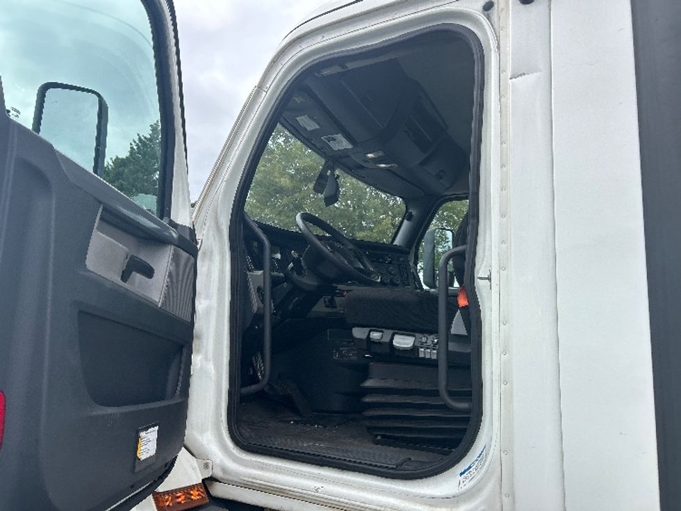 Day Cab Tractor-Heavy Duty Tractors-Freightliner-2020-T11642ST-Charlotte-NC-496,433\n\t\tmiles-$ 33,250 - Image 9