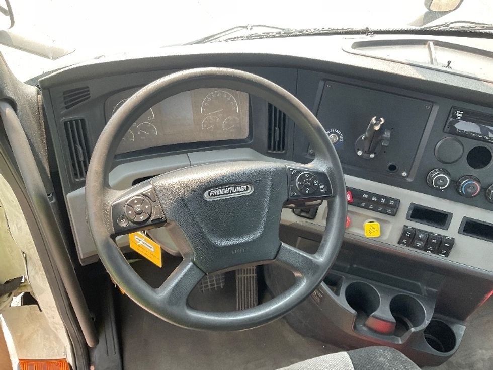 Day Cab Tractor-Heavy Duty Tractors-Freightliner-2020-T11642ST-Cincinnati-OH-469,784\n\t\tmiles-$ 33,500 - Image 11