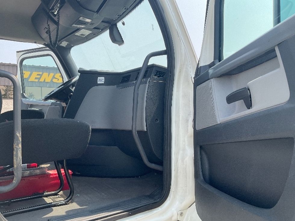 Day Cab Tractor-Heavy Duty Tractors-Freightliner-2020-T11642ST-Cincinnati-OH-469,784\n\t\tmiles-$ 33,500 - Image 12