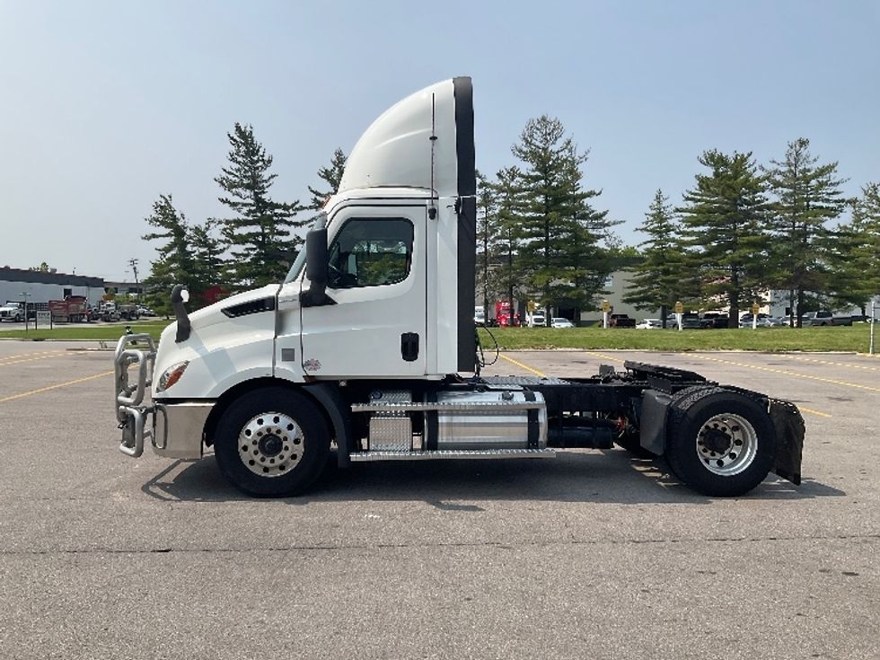 Day Cab Tractor-Heavy Duty Tractors-Freightliner-2020-T11642ST-Cincinnati-OH-469,784\n\t\tmiles-$ 33,500 - Image 4