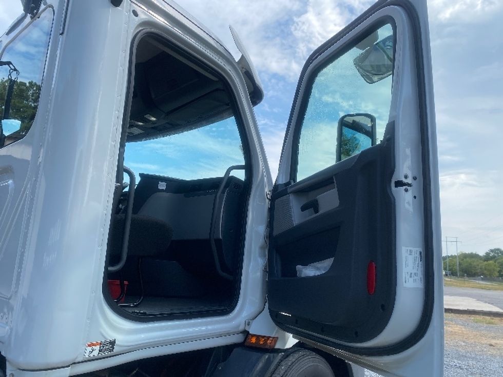 Day Cab Tractor-Heavy Duty Tractors-Freightliner-2020-T11642ST-Cleveland-TN-469,586\n\t\tmiles-$ 34,000 - Image 12