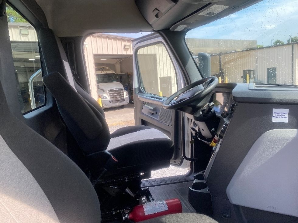Day Cab Tractor-Heavy Duty Tractors-Freightliner-2020-T11642ST-Cleveland-TN-469,586\n\t\tmiles-$ 34,000 - Image 14