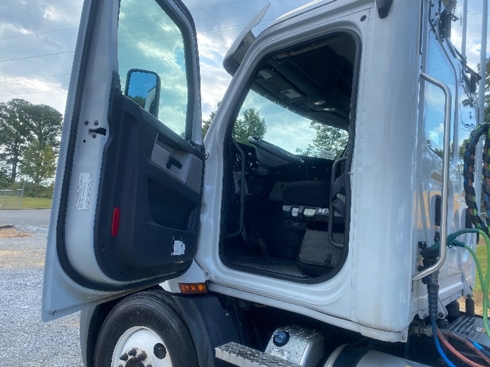 Day Cab Tractor-Heavy Duty Tractors-Freightliner-2020-T11642ST-Cleveland-TN-469,586\n\t\tmiles-$ 34,000 - Image 9