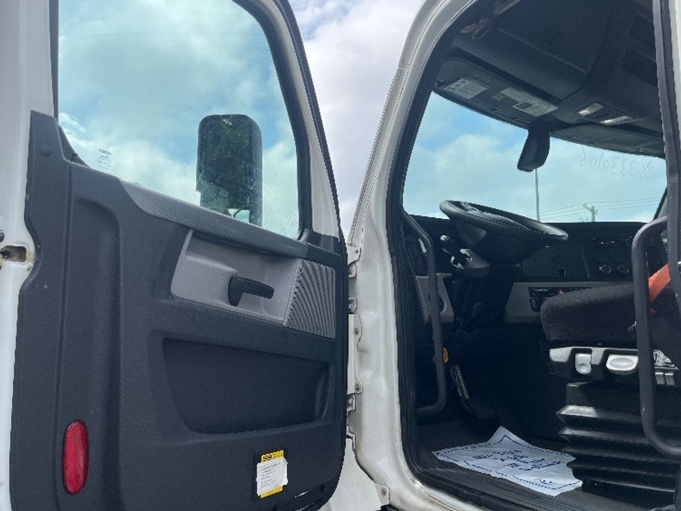 Day Cab Tractor-Heavy Duty Tractors-Freightliner-2020-T11642ST-Cleveland-TN-530,475\n\t\tmiles-$ 33,500 - Image 9