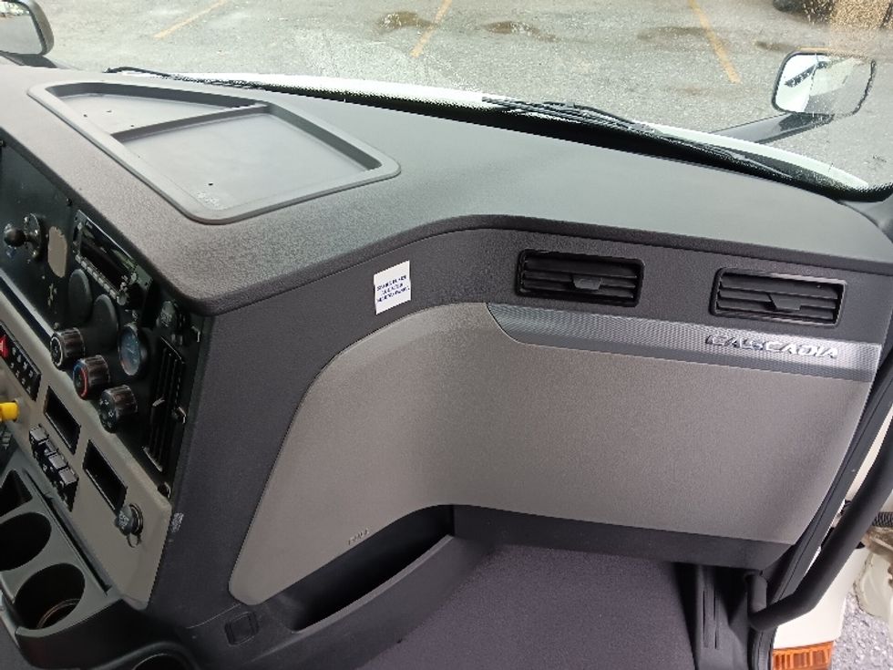 Day Cab Tractor-Heavy Duty Tractors-Freightliner-2020-T11642ST-Cleveland-TN-685,092\n\t\tmiles-$ 25,500 - Image 13