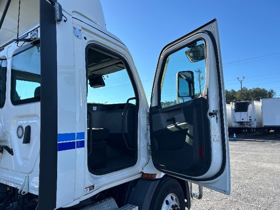 Day Cab Tractor-Heavy Duty Tractors-Freightliner-2020-T11642ST-Conyers-GA-367,626\n\t\tmiles-$ 41,750 - Image 12