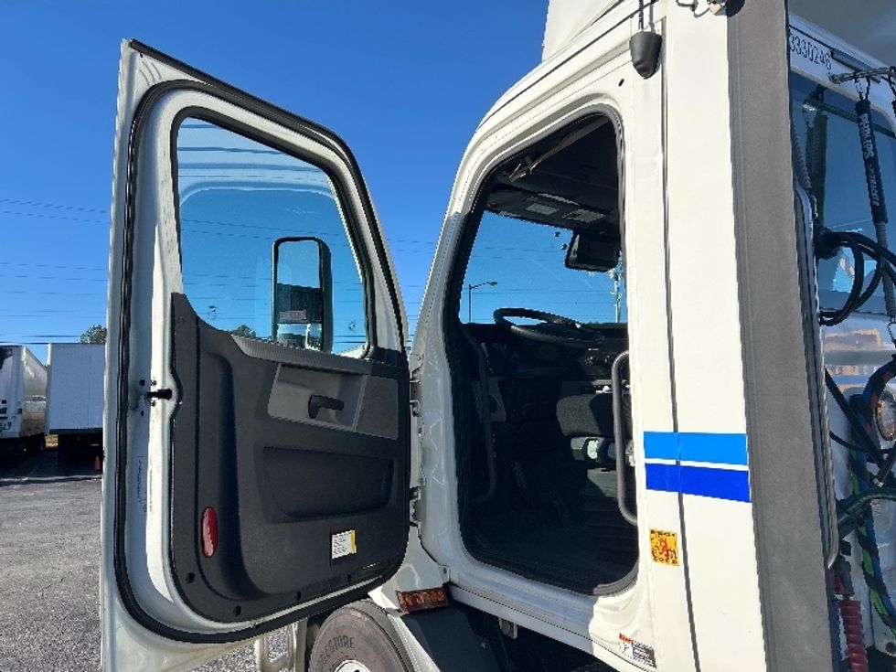 Day Cab Tractor-Heavy Duty Tractors-Freightliner-2020-T11642ST-Conyers-GA-367,626\n\t\tmiles-$ 41,750 - Image 9