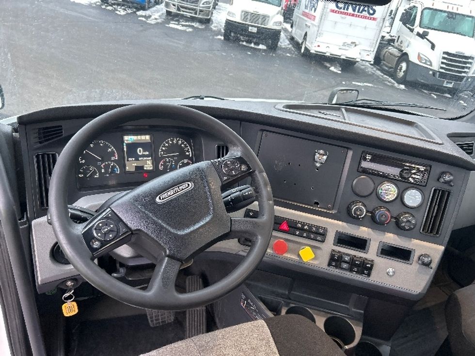 Day Cab Tractor-Heavy Duty Tractors-Freightliner-2020-T11642ST-East Chicago-IN-222,392\n\t\tmiles-$ 43,000 - Image 11
