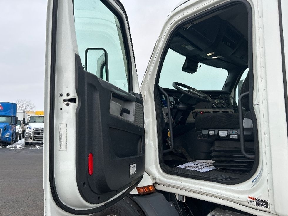 Day Cab Tractor-Heavy Duty Tractors-Freightliner-2020-T11642ST-East Chicago-IN-222,392\n\t\tmiles-$ 43,000 - Image 9