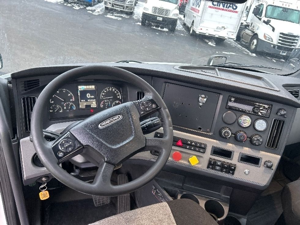 Day Cab Tractor-Heavy Duty Tractors-Freightliner-2020-T11642ST-East Chicago-IN-242,703\n\t\tmiles-$ 41,250 - Image 11