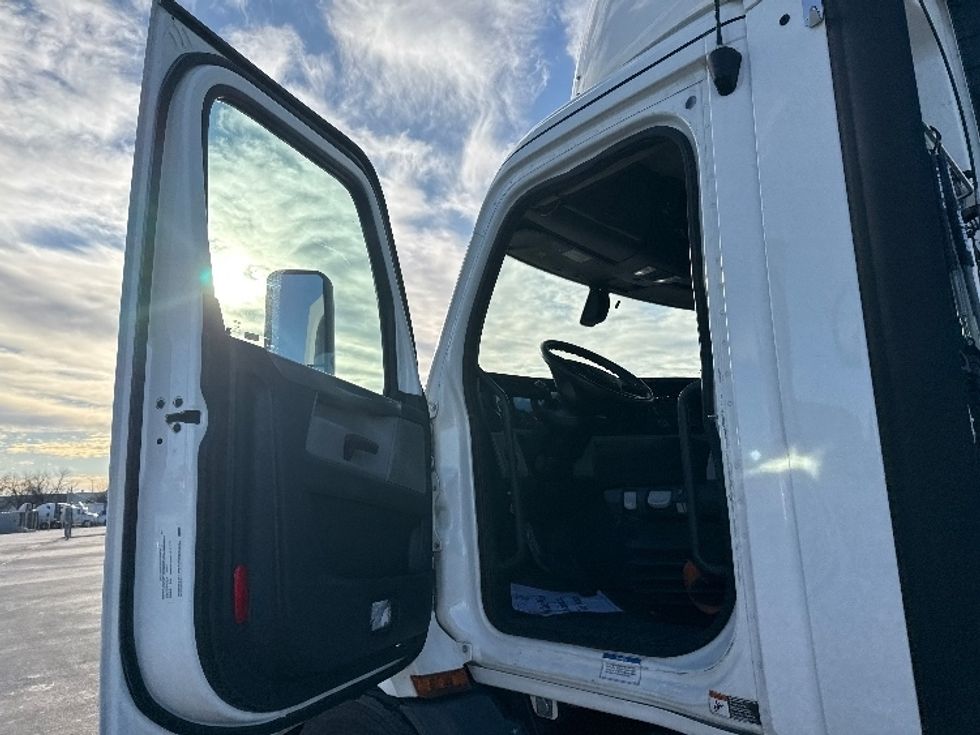 Day Cab Tractor-Heavy Duty Tractors-Freightliner-2020-T11642ST-East Chicago-IN-242,703\n\t\tmiles-$ 41,250 - Image 9