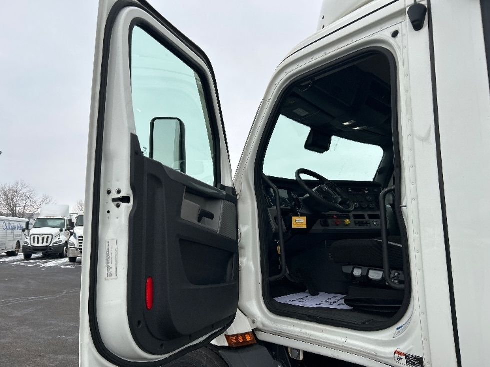 Day Cab Tractor-Heavy Duty Tractors-Freightliner-2020-T11642ST-East Chicago-IN-252,290\n\t\tmiles-$ 41,750 - Image 9