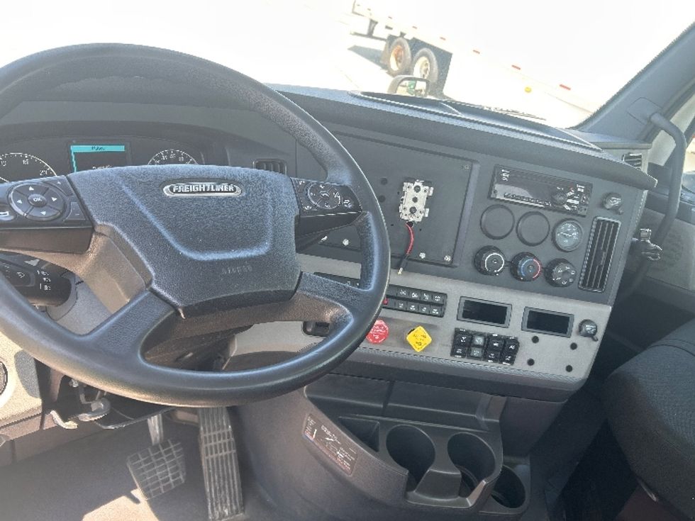 Day Cab Tractor-Heavy Duty Tractors-Freightliner-2020-T11642ST-East Chicago-IN-271,101\n\t\tmiles-$ 43,500 - Image 10