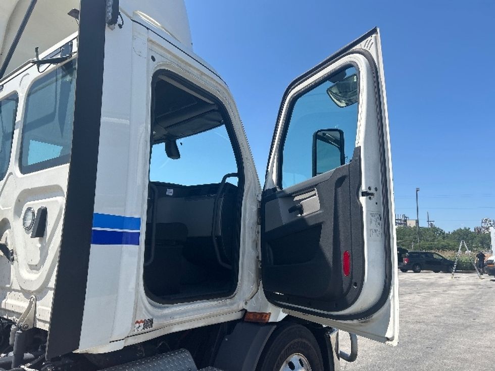 Day Cab Tractor-Heavy Duty Tractors-Freightliner-2020-T11642ST-East Chicago-IN-271,101\n\t\tmiles-$ 43,500 - Image 12