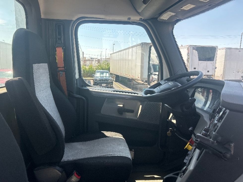 Day Cab Tractor-Heavy Duty Tractors-Freightliner-2020-T11642ST-East Chicago-IN-271,101\n\t\tmiles-$ 43,500 - Image 14