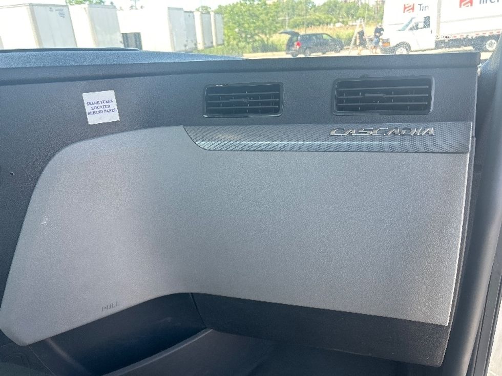 Day Cab Tractor-Heavy Duty Tractors-Freightliner-2020-T11642ST-East Chicago-IN-271,704\n\t\tmiles-$ 35,500 - Image 13