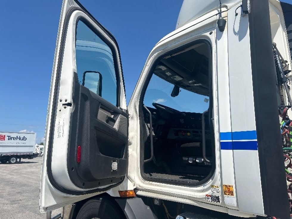 Day Cab Tractor-Heavy Duty Tractors-Freightliner-2020-T11642ST-East Chicago-IN-271,704\n\t\tmiles-$ 35,500 - Image 9