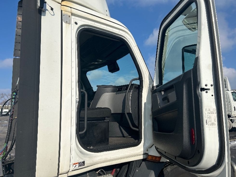 Day Cab Tractor-Heavy Duty Tractors-Freightliner-2020-T11642ST-East Chicago-IN-455,626\n\t\tmiles-$ 31,750 - Image 12