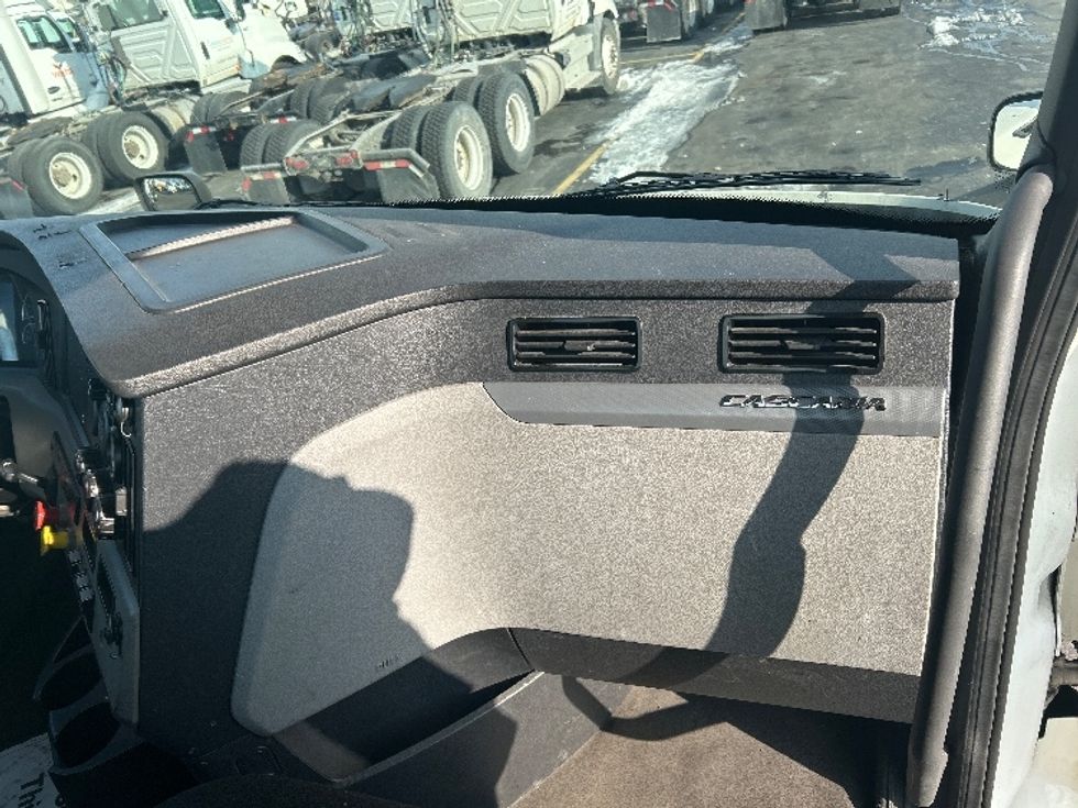 Day Cab Tractor-Heavy Duty Tractors-Freightliner-2020-T11642ST-East Chicago-IN-455,626\n\t\tmiles-$ 31,750 - Image 13