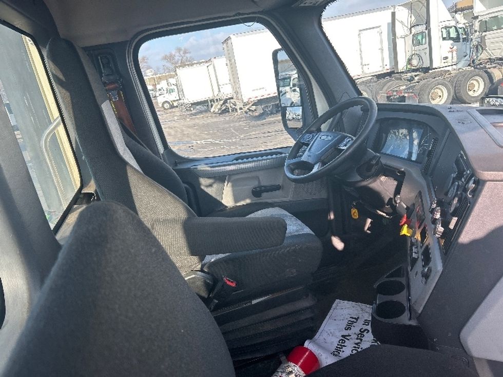 Day Cab Tractor-Heavy Duty Tractors-Freightliner-2020-T11642ST-East Chicago-IN-455,626\n\t\tmiles-$ 31,750 - Image 14