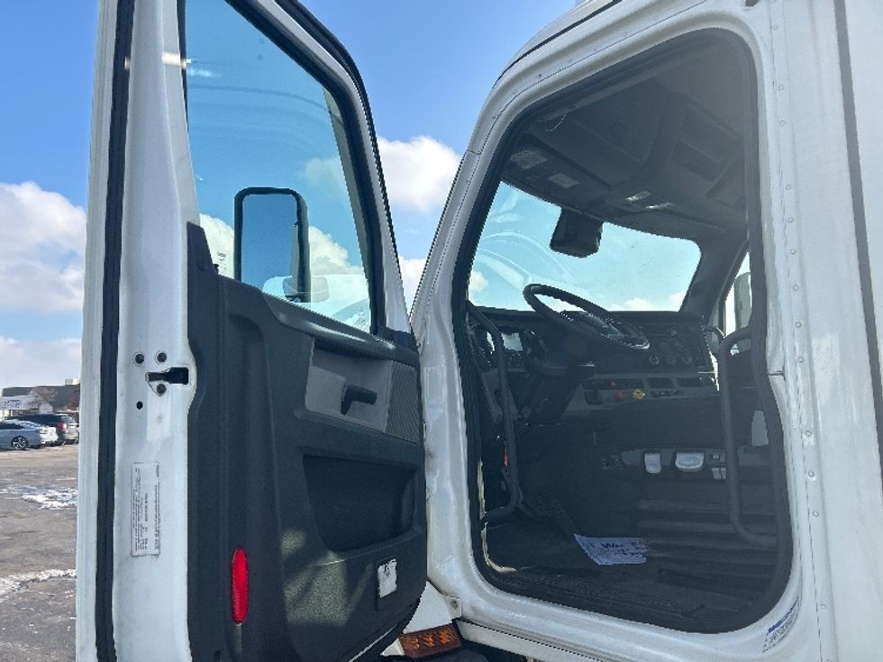 Day Cab Tractor-Heavy Duty Tractors-Freightliner-2020-T11642ST-East Chicago-IN-455,626\n\t\tmiles-$ 31,750 - Image 9