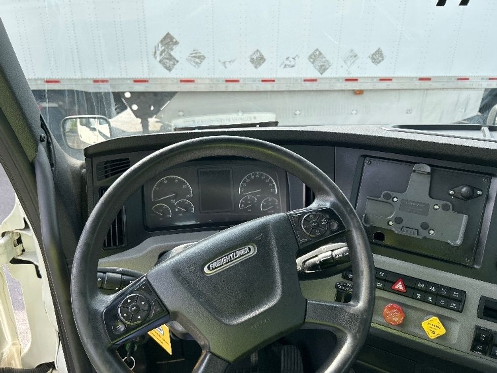 Day Cab Tractor-Heavy Duty Tractors-Freightliner-2020-T11642ST-East Chicago-IN-485,475\n\t\tmiles-$ 32,250 - Image 11